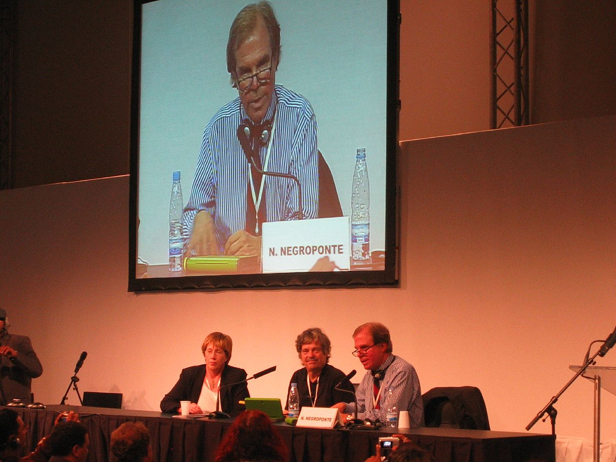 Mary Lou Jepsen, Alan Kay et Nicholas Negroponte dévoilent l'ordinateur à 100 $.
