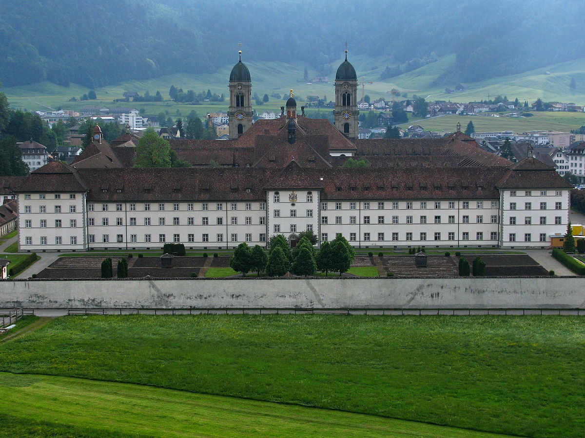 façade d’un très grand monastère