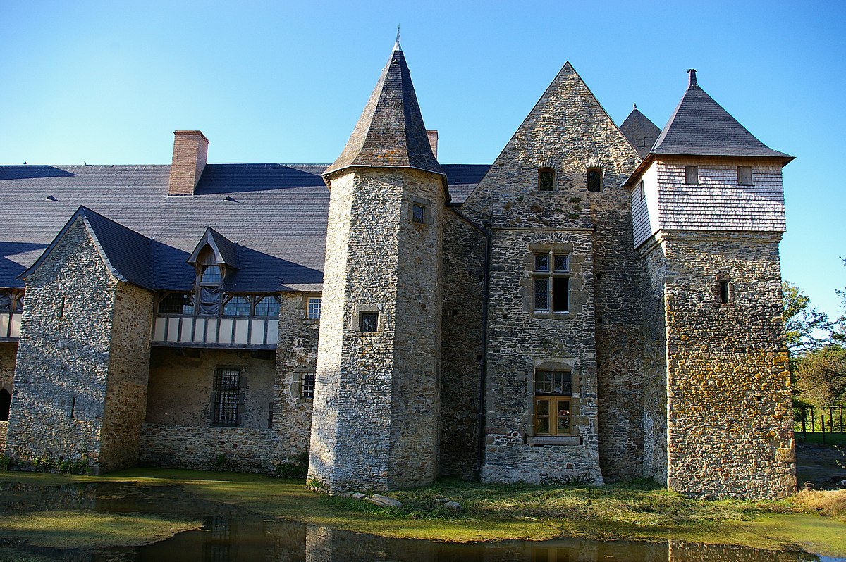 La Courbe de Brée douves.JPG
