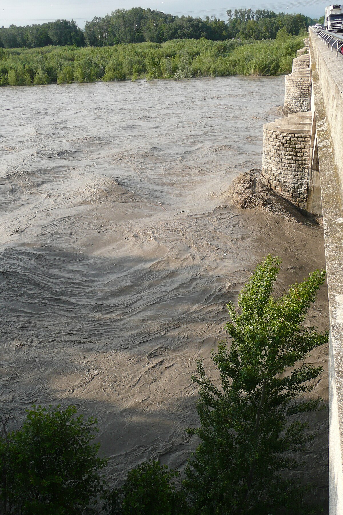 La Durance le 31 mai 2008 avec débit de 1500 mètres cubes par seconde soit 4,5 mètres près de Caumont-sur-Durance 3.JPG