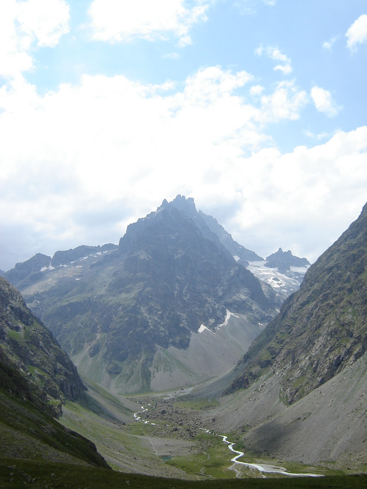 Vallée glaciaire dans les Écrins (France)