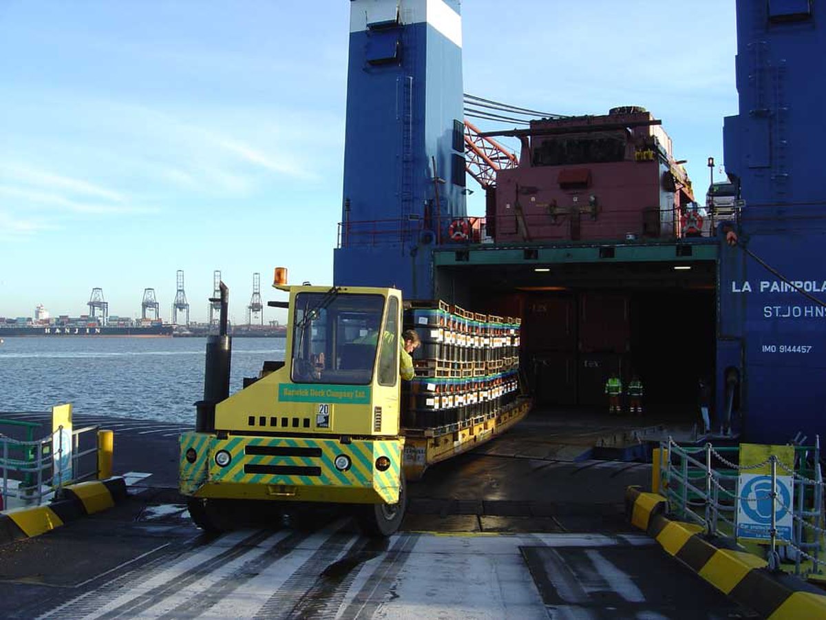 La Paimpolaise déchargeant une cargaison roulante à Rotterdam.