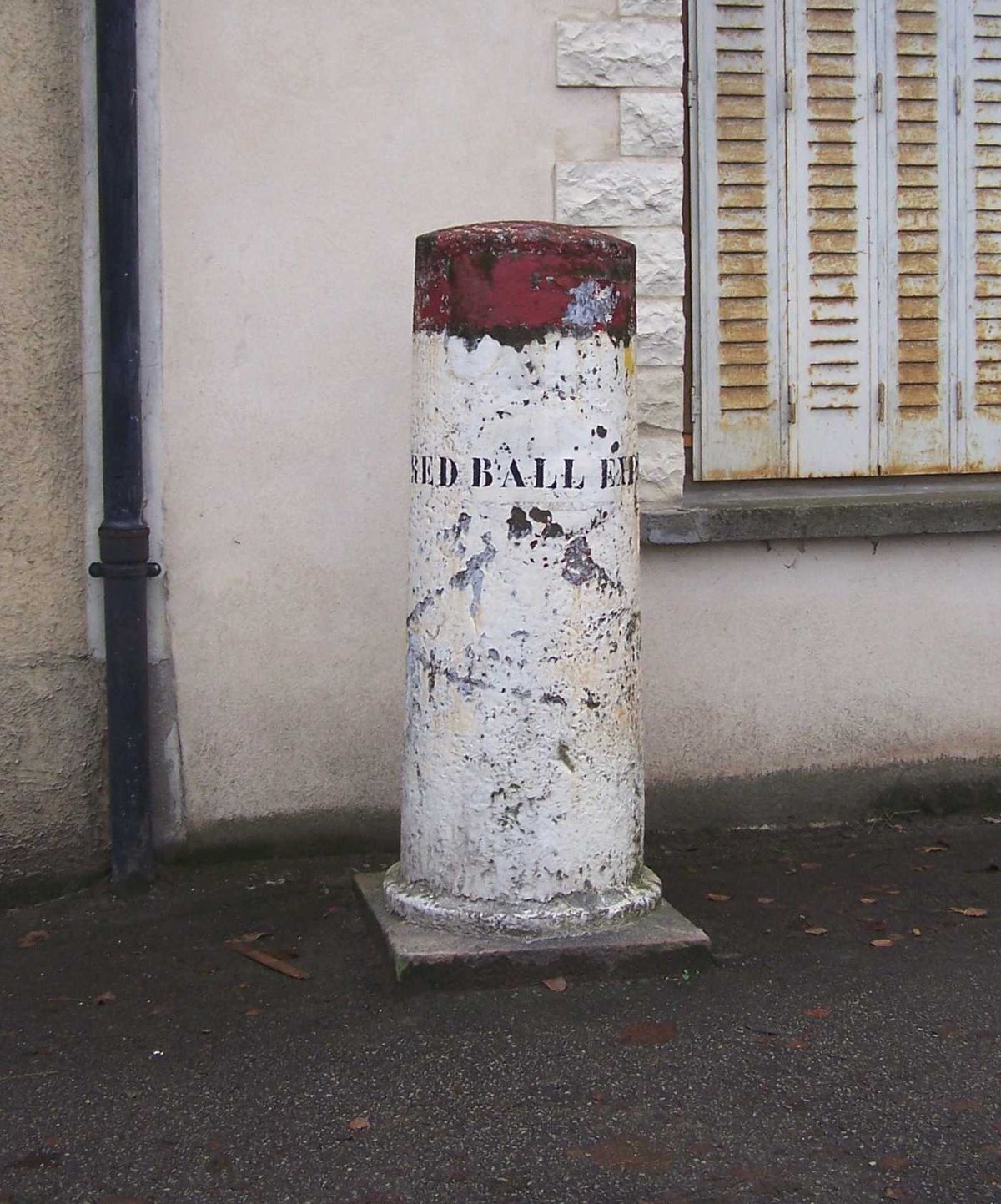 Borne commémorative du Red Ball Express dans le village de La Queue-lez-Yvelines (Yvelines)