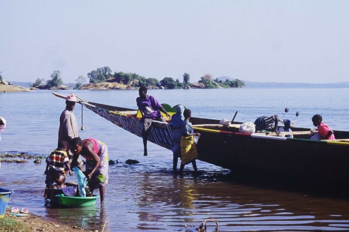 Pirogue sur le Lac du barrage de Sélingué