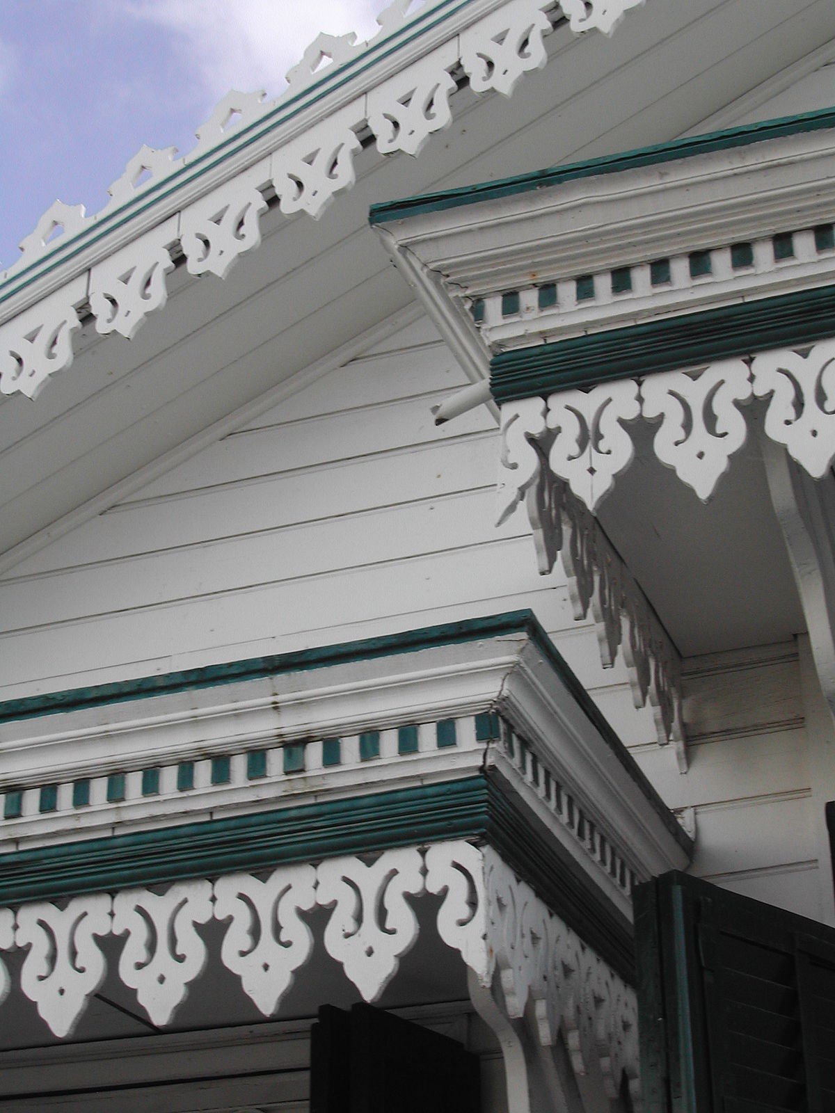 Lambrequins sur la façade avant d'une case créole à Saint-Denis de la Réunion.