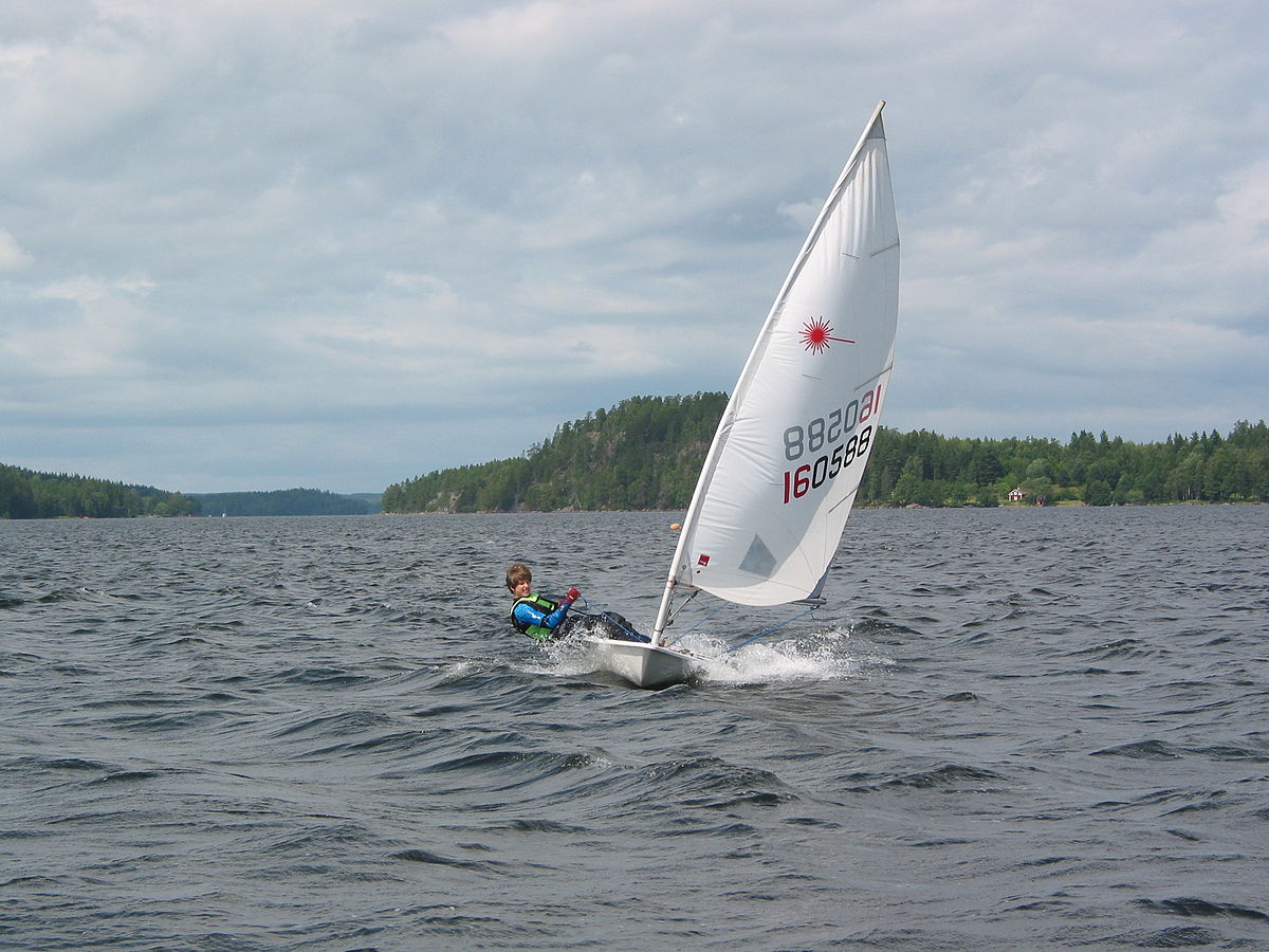 Laser radial naviguant au largue