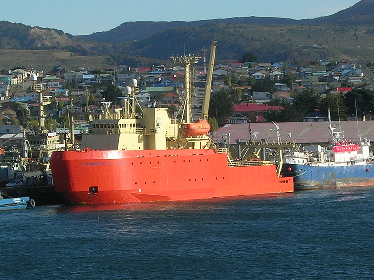 Laurence M. Gould, brise-glace américain dans le port de Punta Arenas ( Chili )