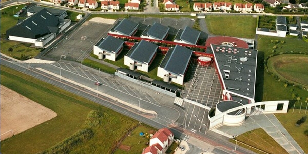 Le lycée Francois Villon de Beaugency.jpg
