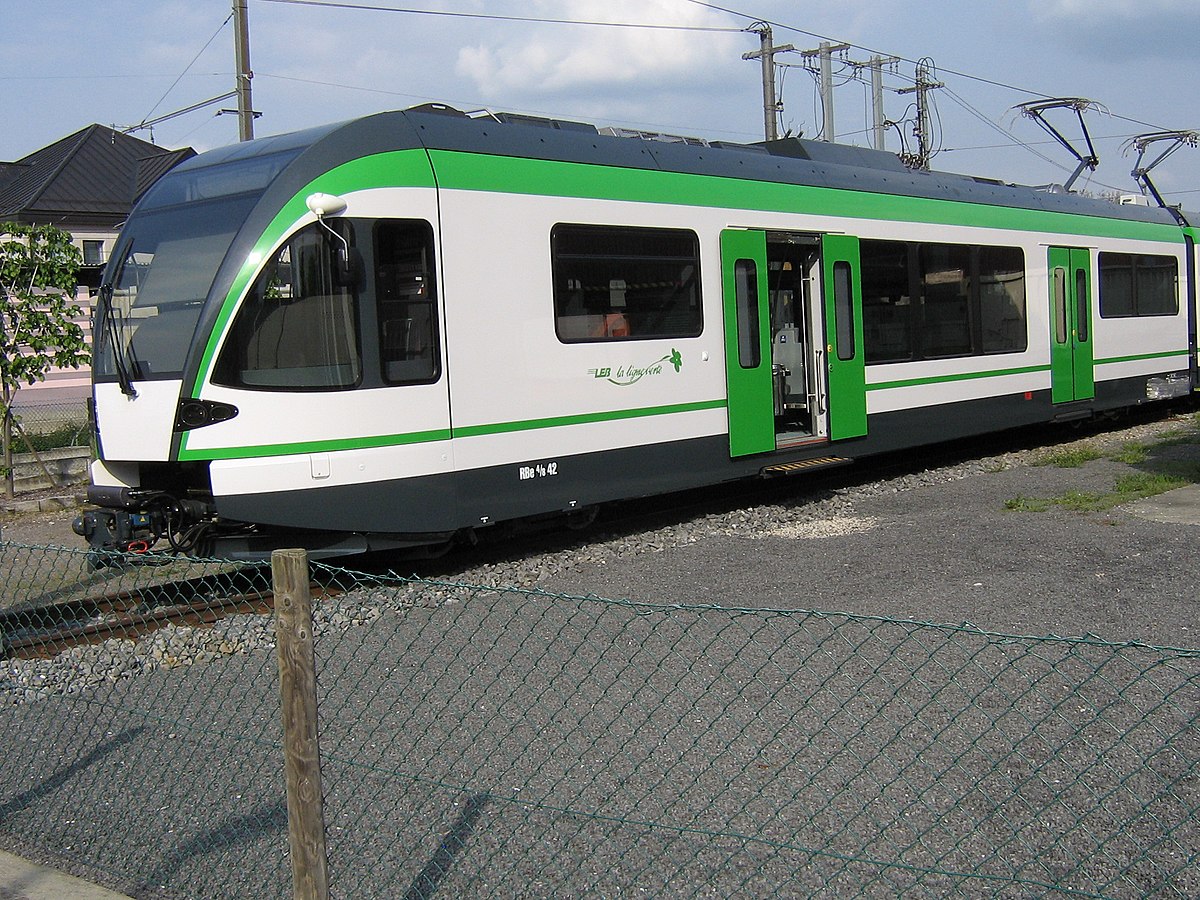 Nouvelle composition avec automotrice RBe 4/8 42 du LEB encore sans baptême, ici au dépôt d'Échallens finalisant son homologation