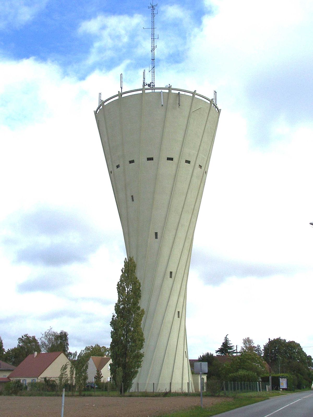 Un château d'eau de forme hyperboloïde - on aperçoit les renforcements rectilignes.