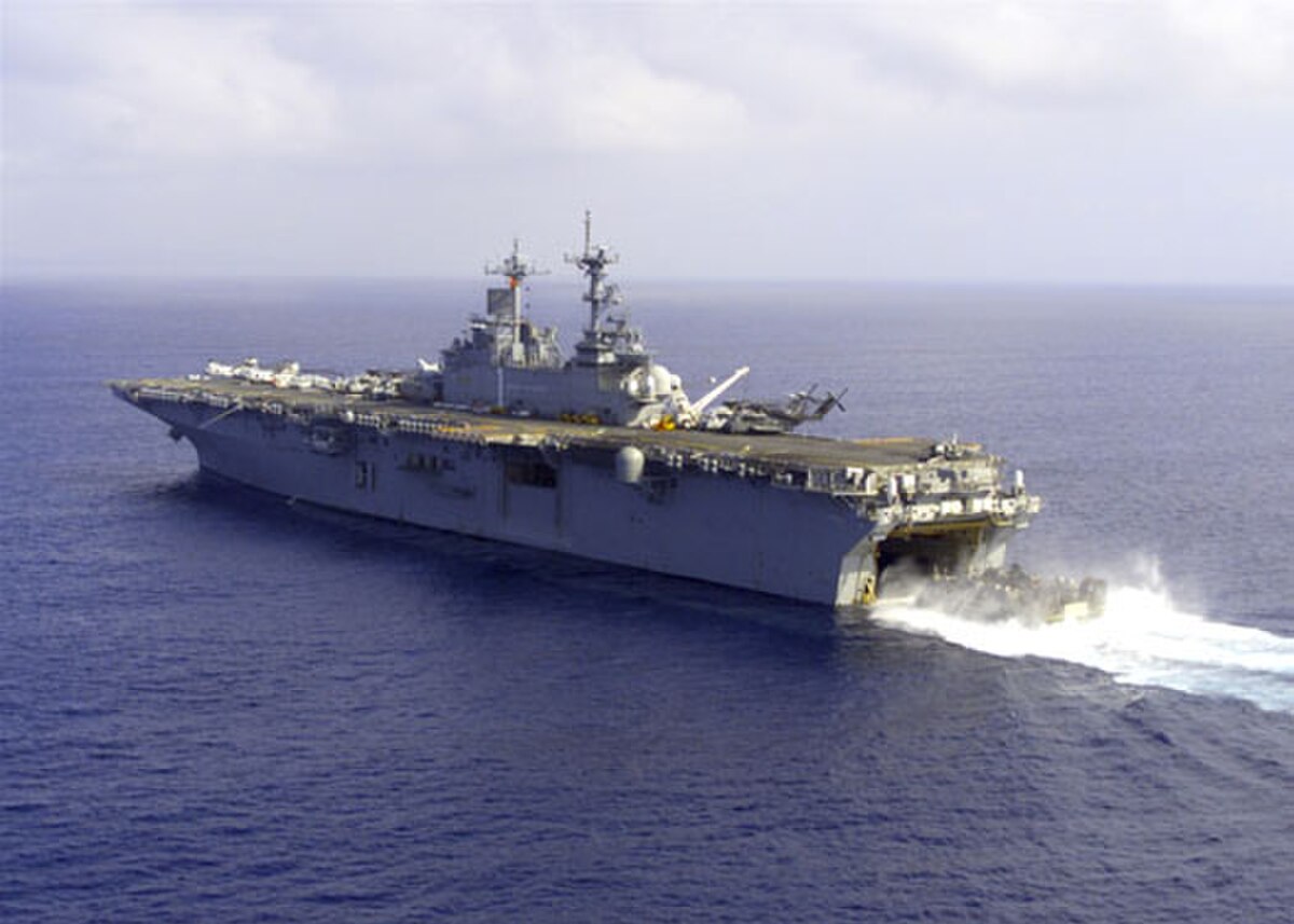le USS Wasp avec un engin à coussin d'air sortant du radier