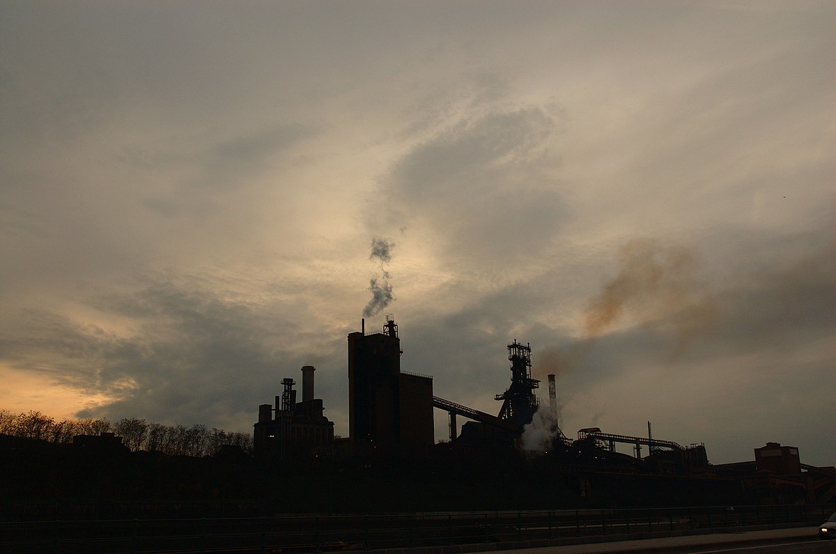 fumée industrielle, souvent assimilée à de la pollution