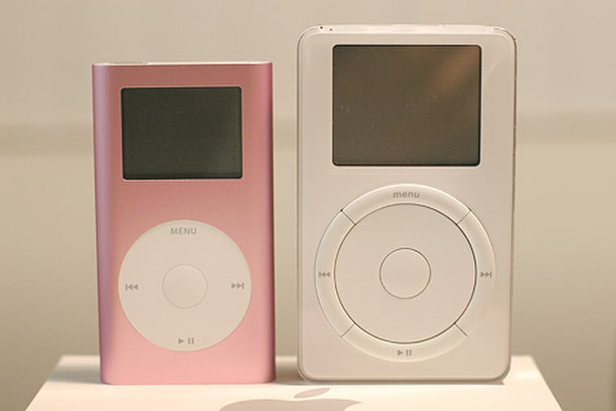 Un iPod à côté d'un iPod mini