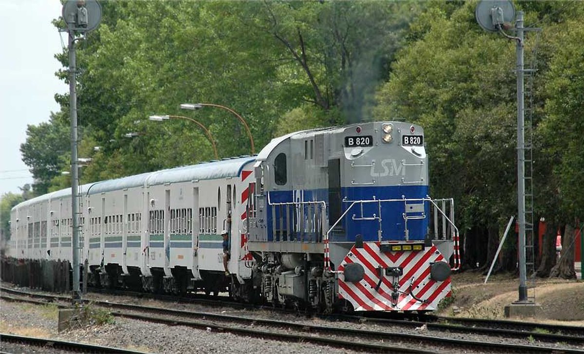 Formation réalisant un service de passagers en 2005 après l'effondrement financier. La locomotive porte les couleurs de l'UGOFE ou unité ferroviaire d'urgence