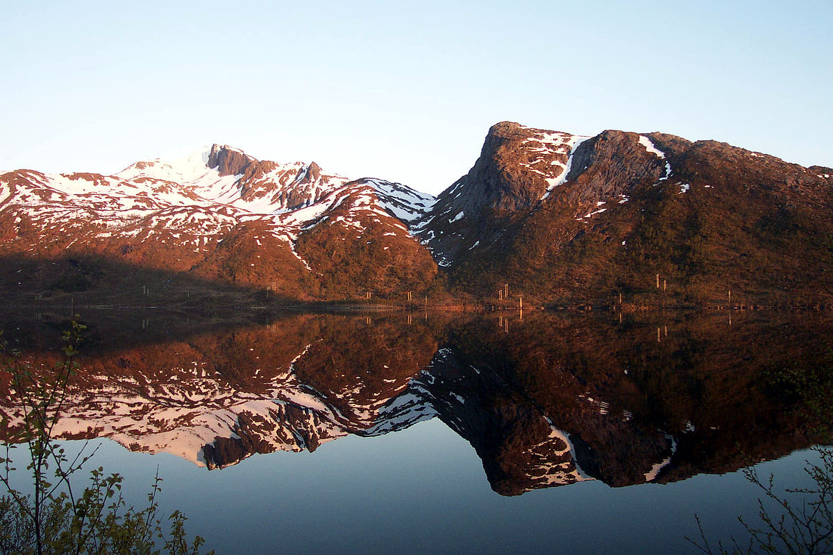 Lofoten reflet lac (1).JPG