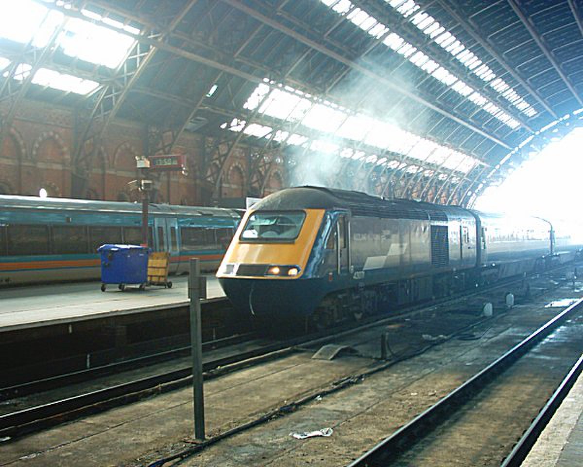Rame HST de Midland Mainline à son arrivée à Londres St Pancras.