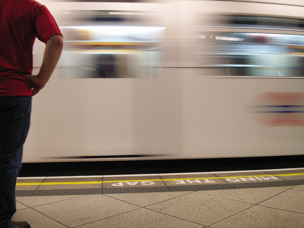 Photographie du Mind The Gap dans le métro de Londres.