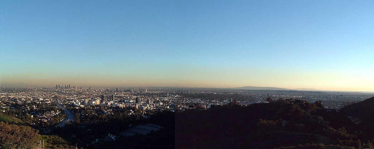 Los Angeles vue des hauteurs. On peut remarquer la présence de plusieurs quartiers d'affaires, symbolisés par la présence d'immeubles et de gratte-ciel, en plus du véritable centre historique, ce qui caractérise bien l'absence de véritable centre-ville à Los Angeles.