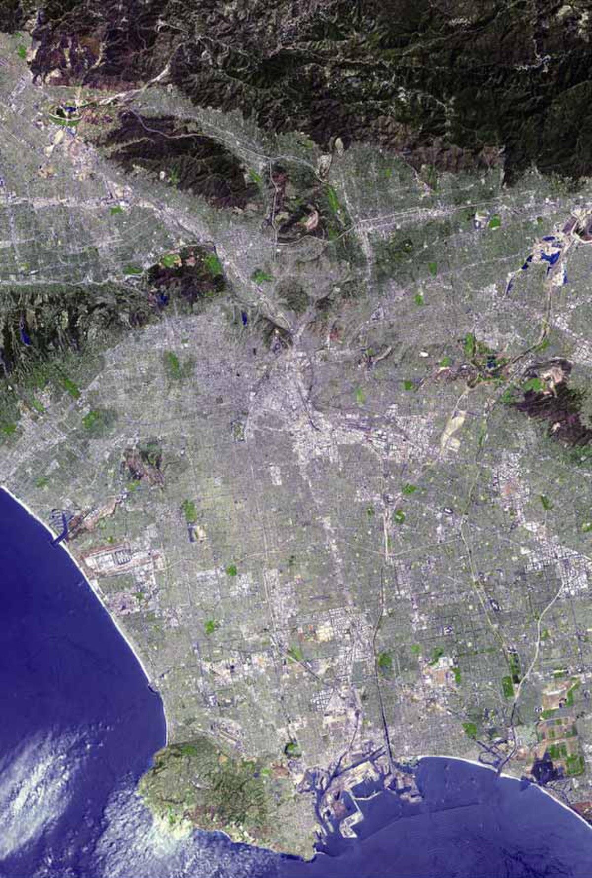 Une mégapole : photo satellite de l'extension urbaine du Grand Los Angeles, avec sur la côte un (en)boardwalk s'étendant sur 50 km.