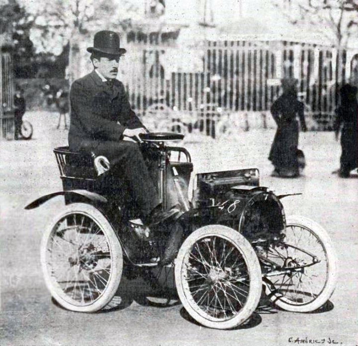 Louis Renault et sa première voiturette en 1903