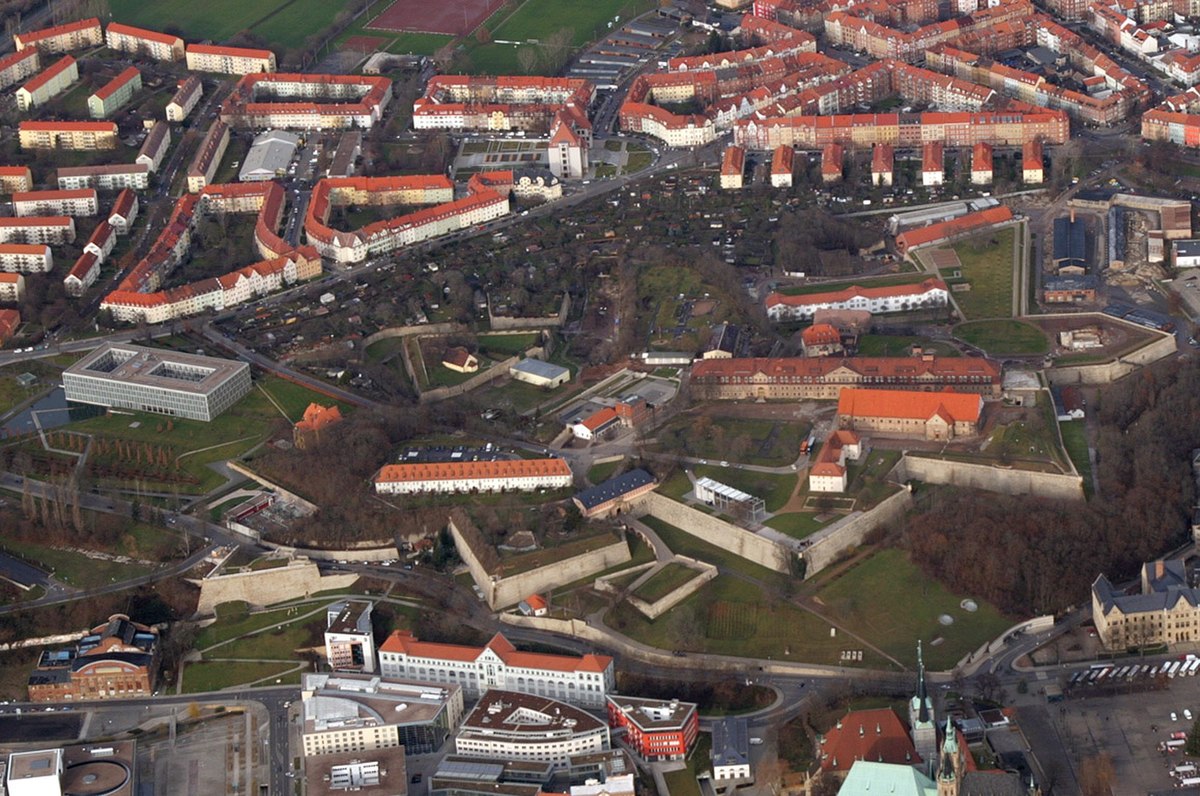 Vauban a inspiré le plan de nombreuses citadelles construites au 18ème et au début du 19ème siècle, avant les progrès de l'artillerie et le développement de l'aviation.