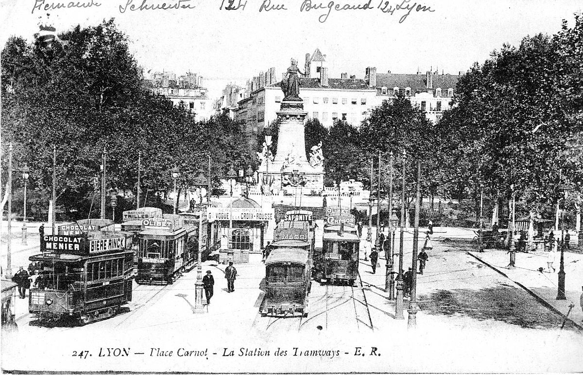 La place carnot au début du XXe siècle : la station des tramways