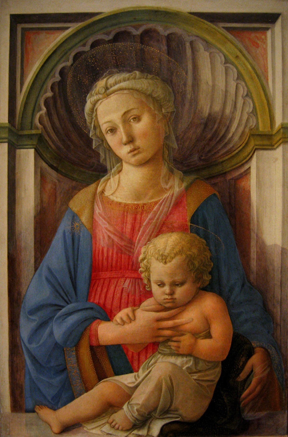 Le peintre Filippo Lippi de la Renaissance italienne a placé sa Madonne du quattrocento à l'intérieur d'une niche en dont la tête est en forme de coquillage