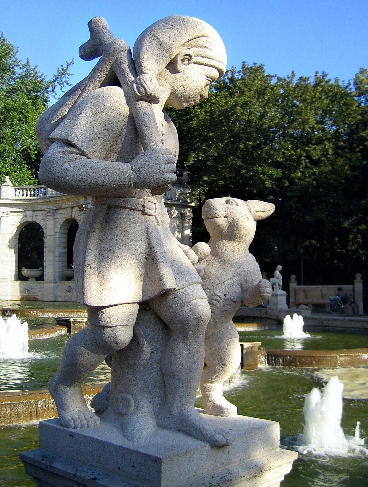 Sculpture située à Berlin représentant le chat botté et son maître