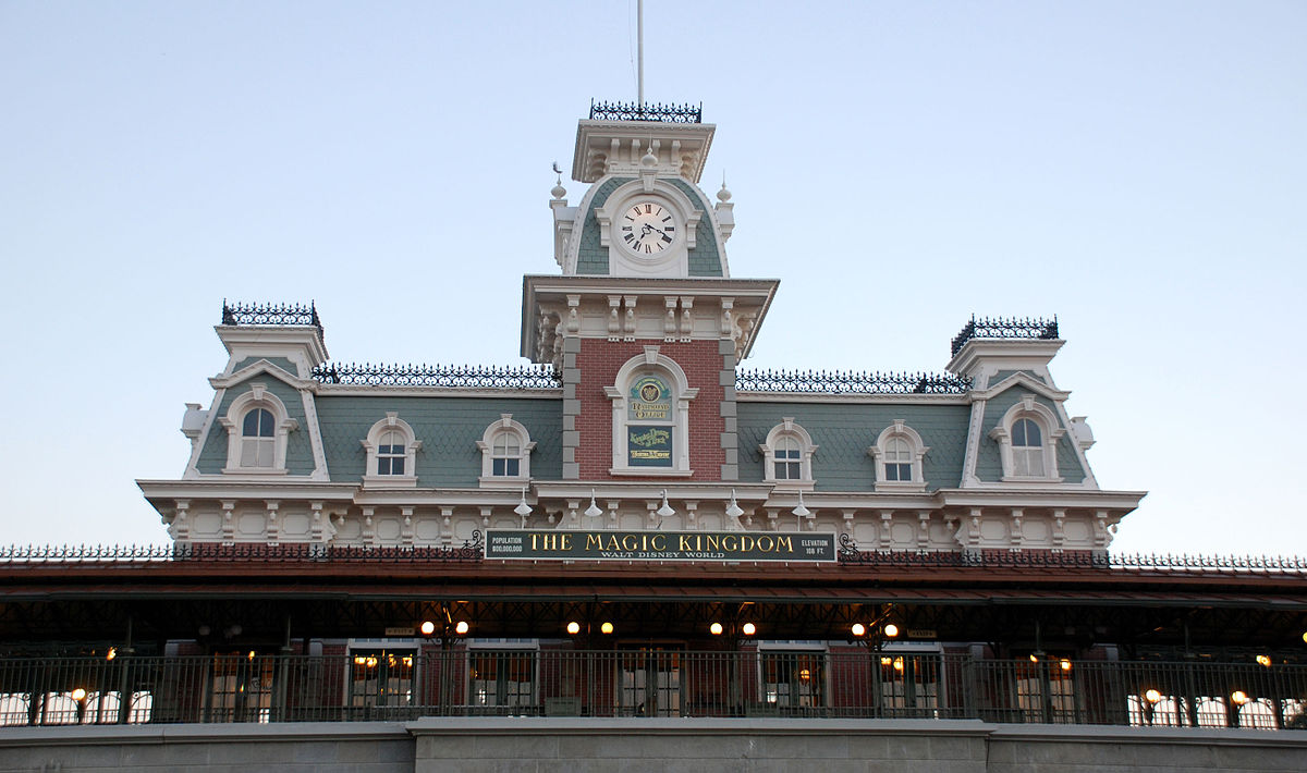 Gare de Main Street depuis l'extérieur du parc