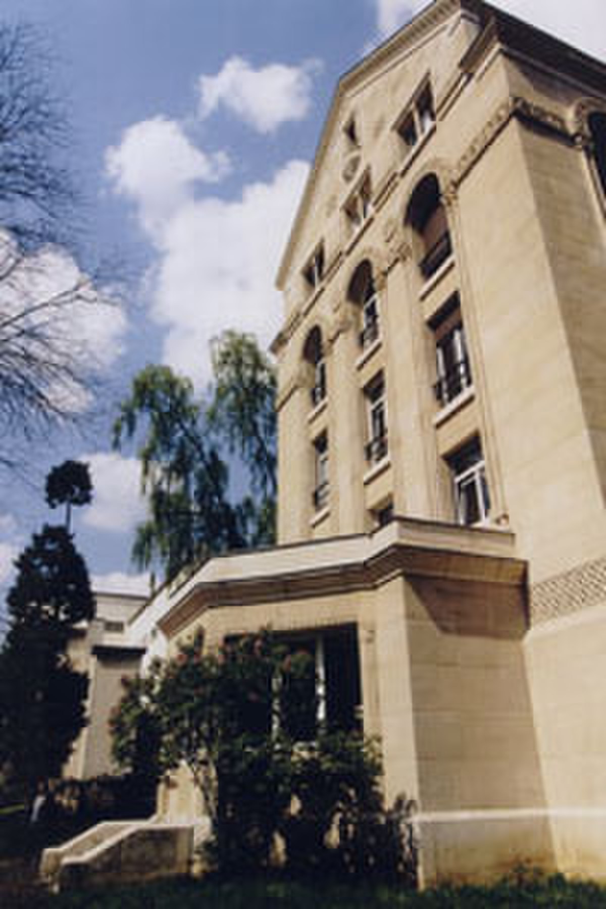 Maison des etudiants armeniens.jpg