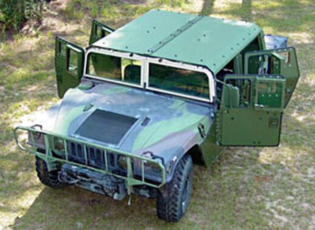 Humvee avec blindage de toit.