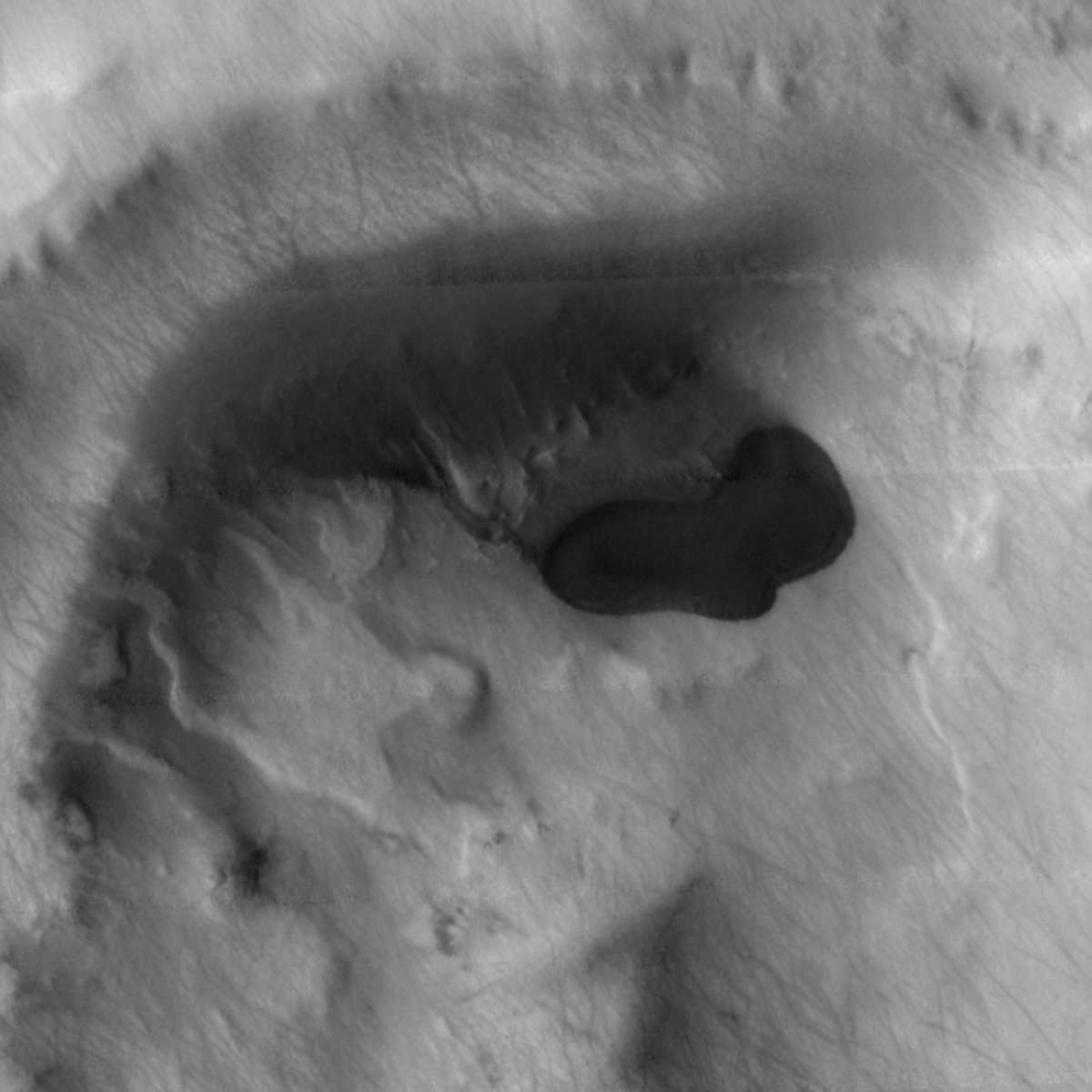 Cliché d'une formation ressemblant à un lac pris par l'instrument THEMIS de la sonde Mars Odyssey le 14 novembre 2003.