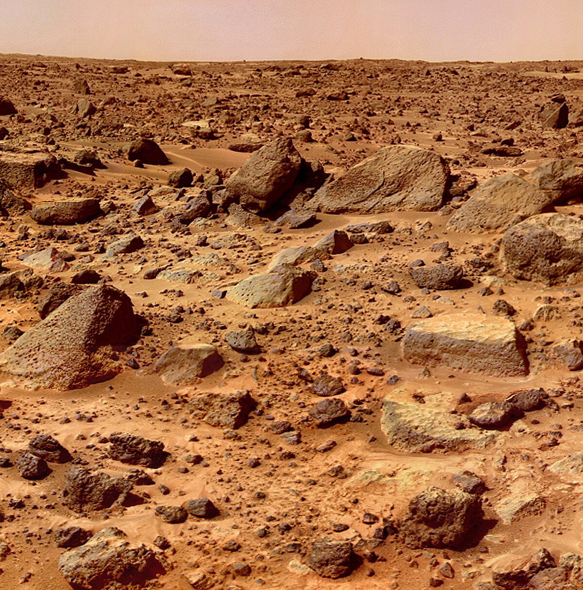 Sol jonché de rochers volcaniques vu par Mars Pathfinder le 8 septembre 1999[109].