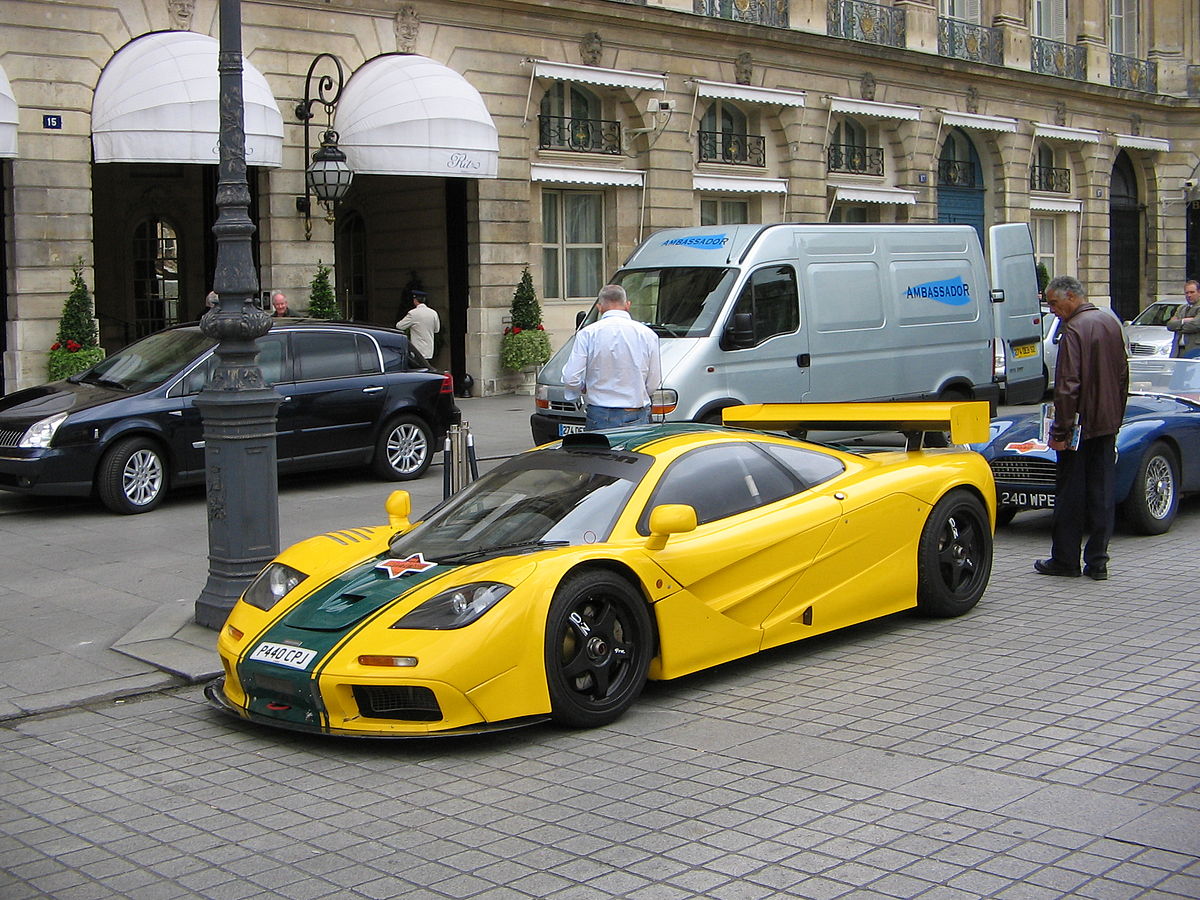 McLaren F1 GTR '95 châssis #06R (3e au Mans en 1995) devant le Ritz à Paris en 2005