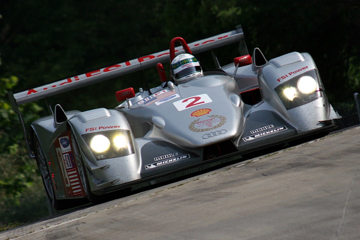 Allan McNish en 2006 dans une épreuve d'ALMS sur l'Audi R8, la voiture de sport-prototype la plus emblématique des années 2000.