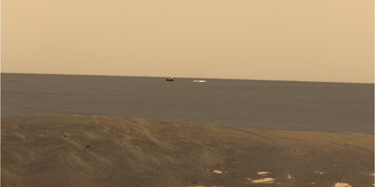 Vue du rover Opportunity vers le sud-ouest,le bouclier et le parachute sont visibles au loin.