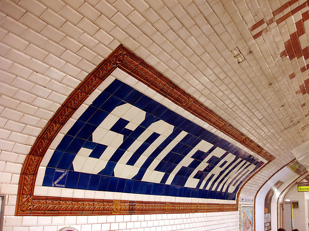 Metro de Paris - Ligne 12 - Solferino 05.jpg