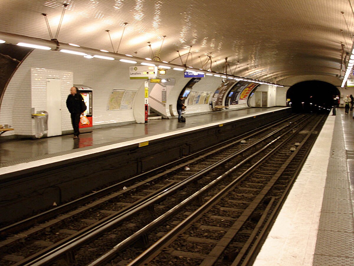 Metro de Paris - Ligne 3 - Europe 02.jpg