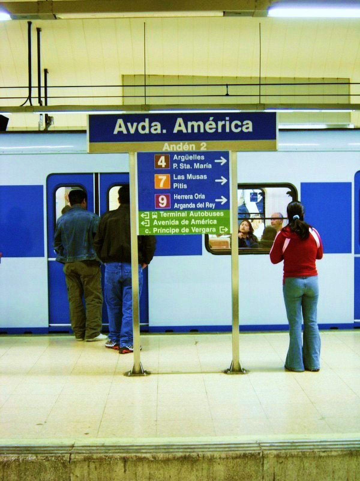 Sous l'Avenida de América se croisent 4 lignes (ici la ligne 6)