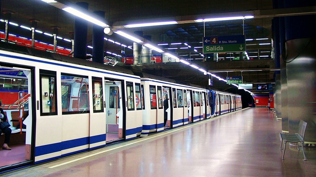 Une rame à petit gabarit de la ligne 4 à la station Mar de Cristal