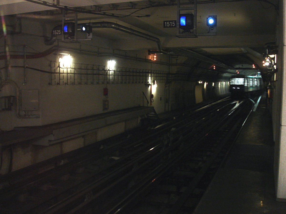 Metro Paris - Ligne 14 - station Olympiades tunnel 02.jpg
