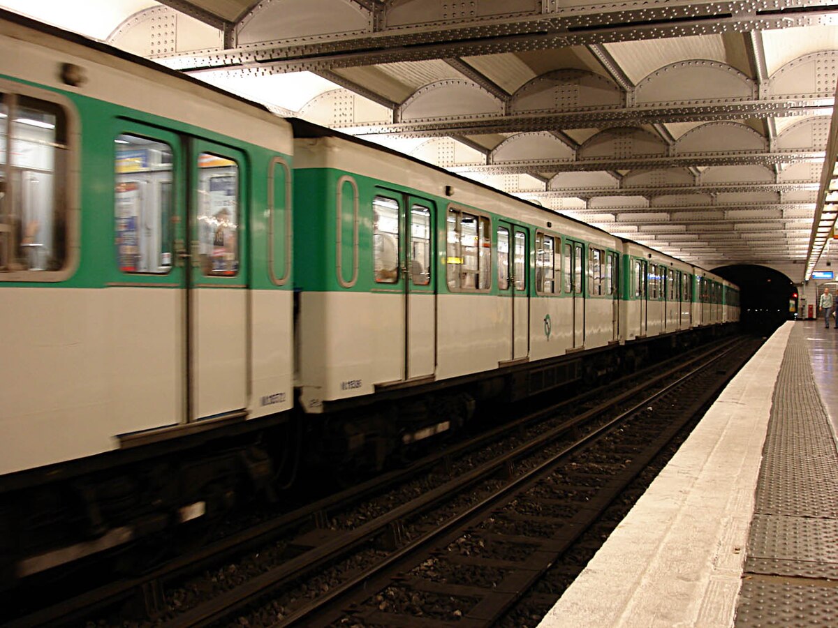 Metro Paris - Ligne 5 - station Breguet - Sabin 02.jpg