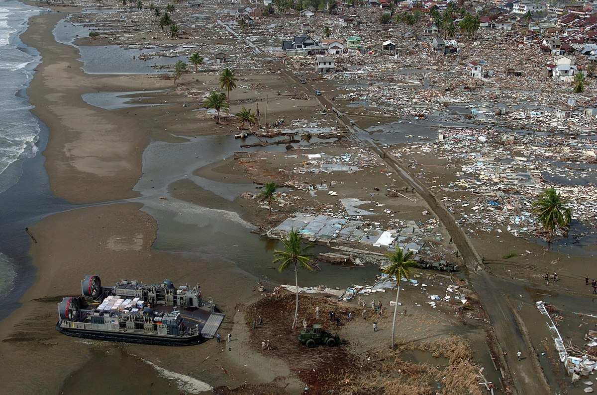 aéroglisseur de l'US Navy apportant des secours sur la côte dévasté de Sumatra