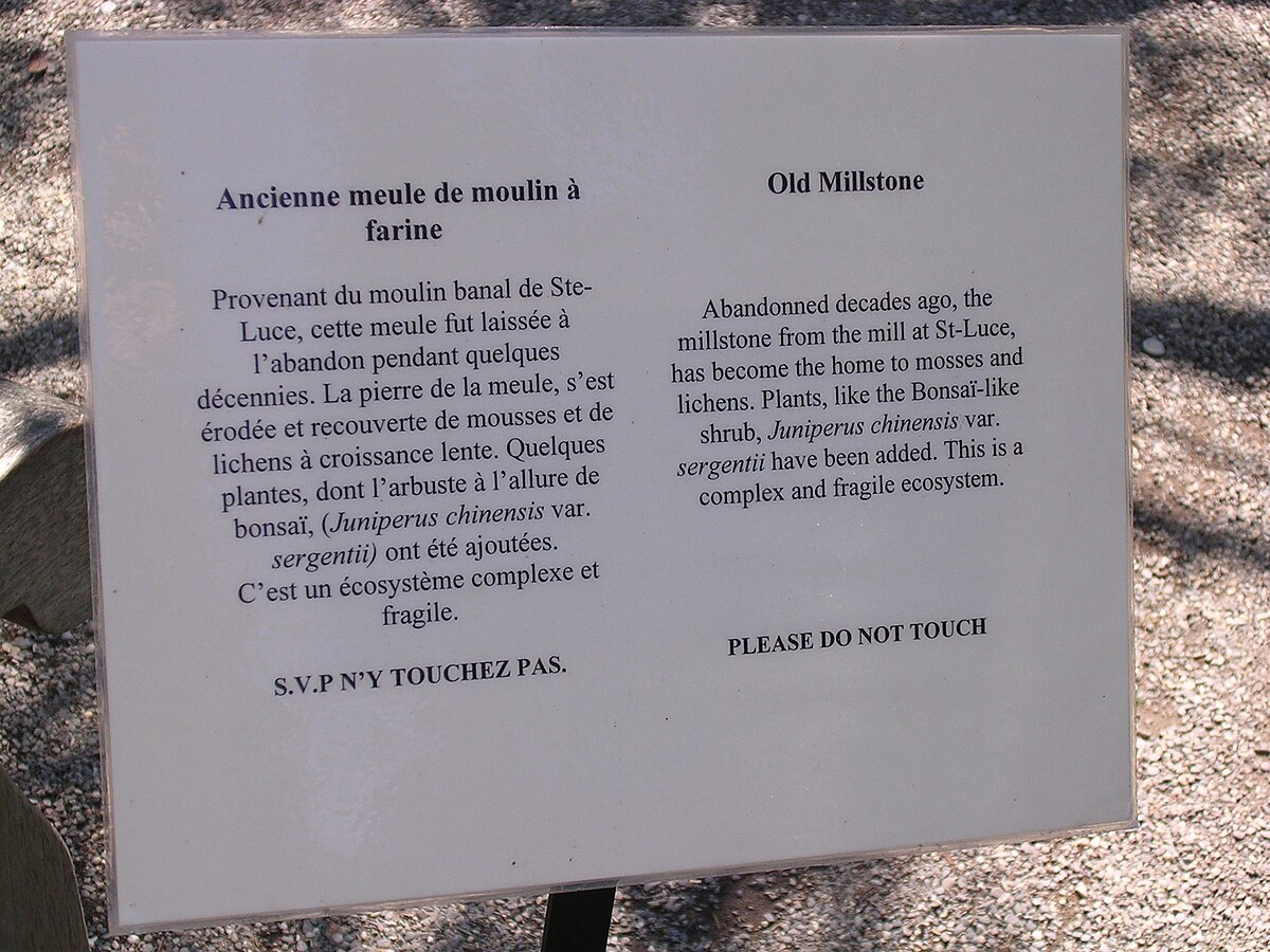 Panneau d'interprétation de la meule exposée aux Jardins de Métis, en 2006.