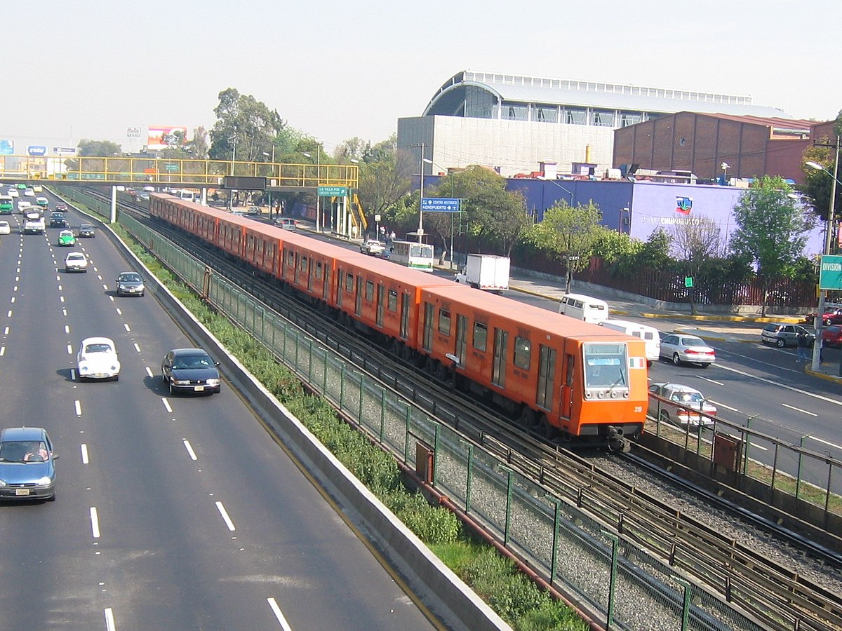 La ligne 2 du métro de Mexico sur la Calzada de Tlalpan