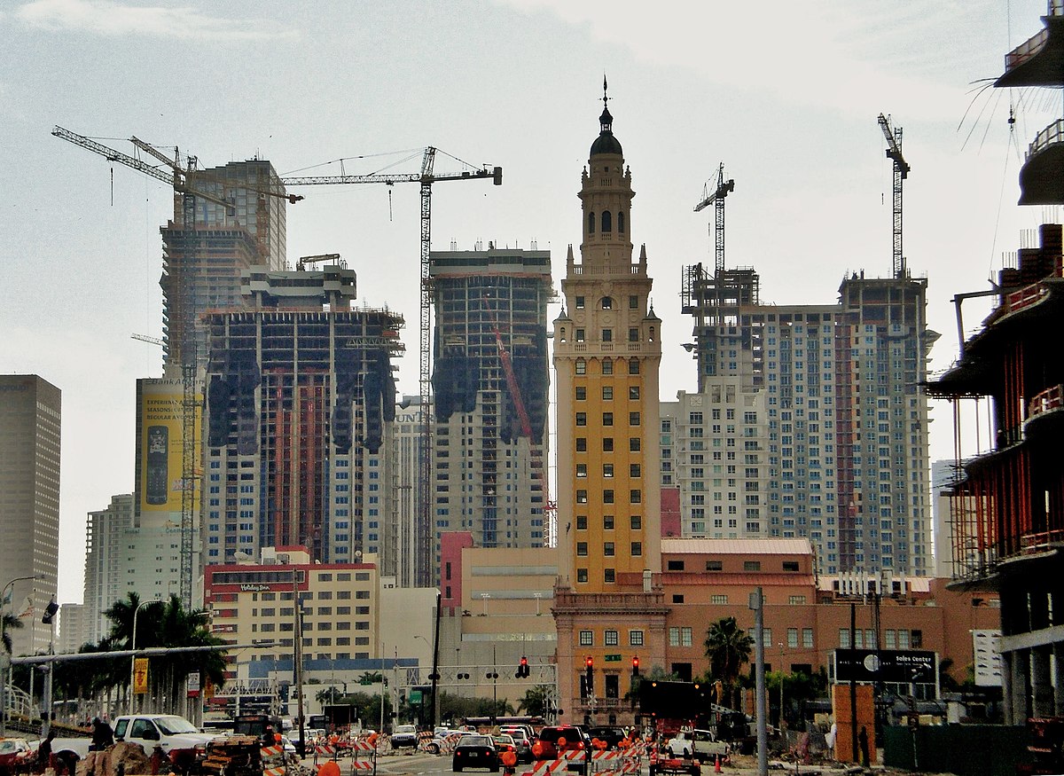 Cette photographie du CBD de Miami, prise le 2 février 2007, montre le grand nombre de constructions de gratte-ciel en cours.