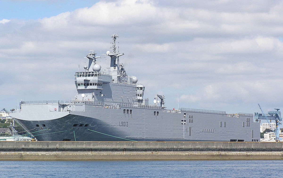 le BPC Mistral à quai à Brest, été 2005