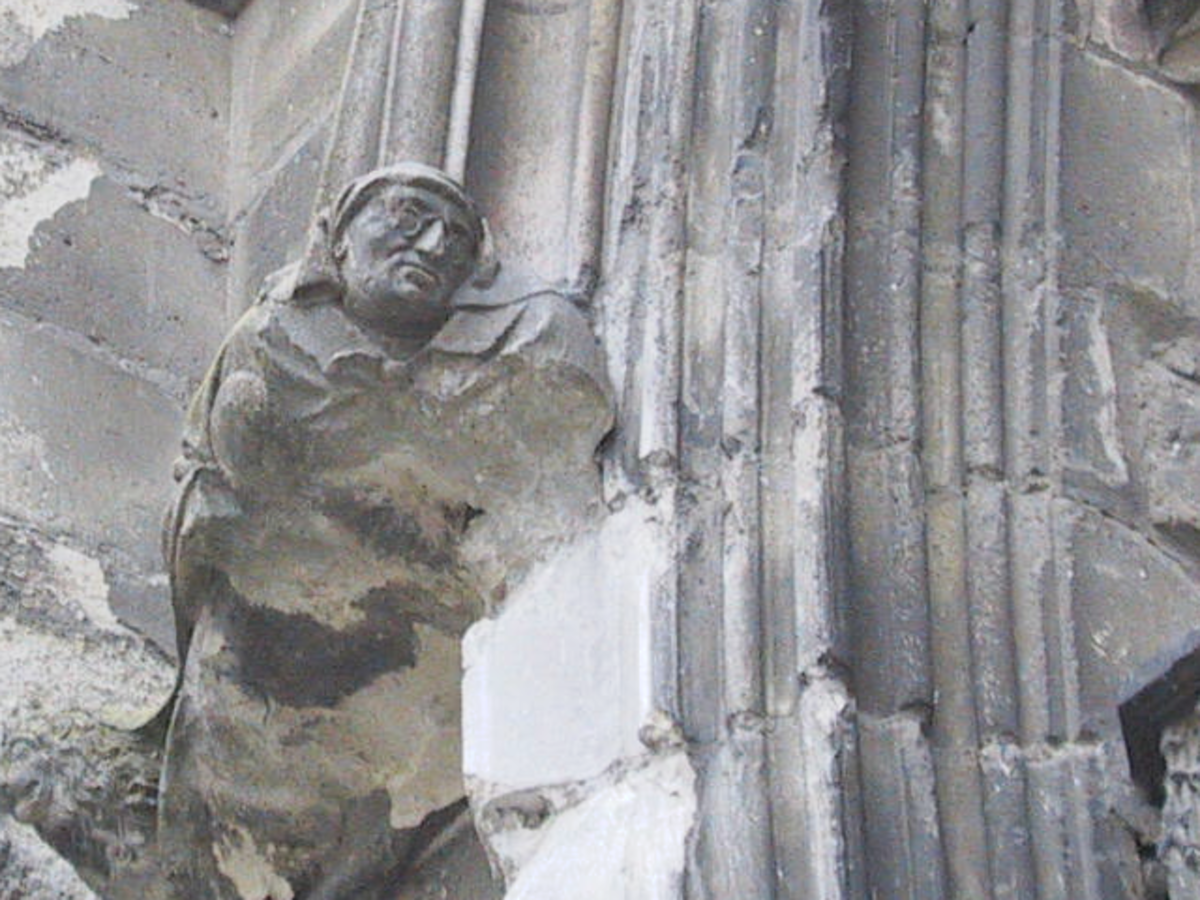 Cathédrale de Meaux, moine aux lunettes.
