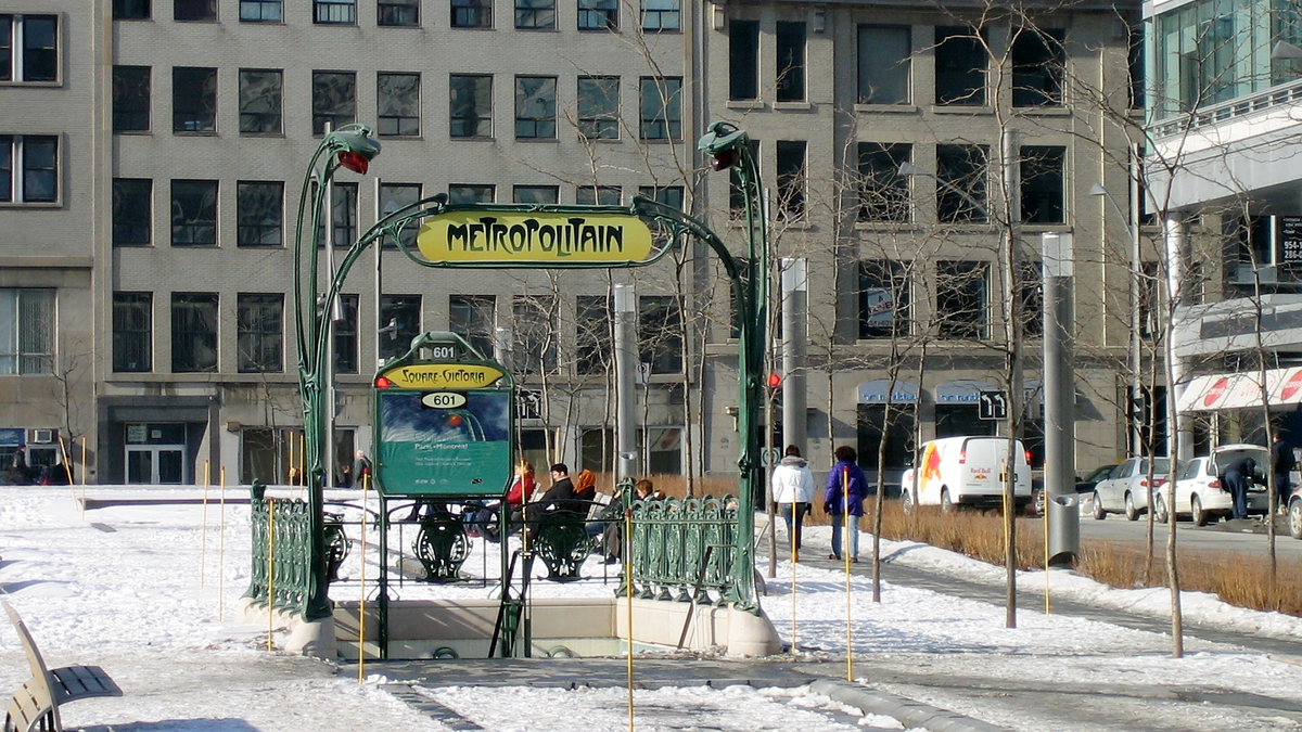 Une des entrées de la station Square-Victoria avec l'entourage Guimard