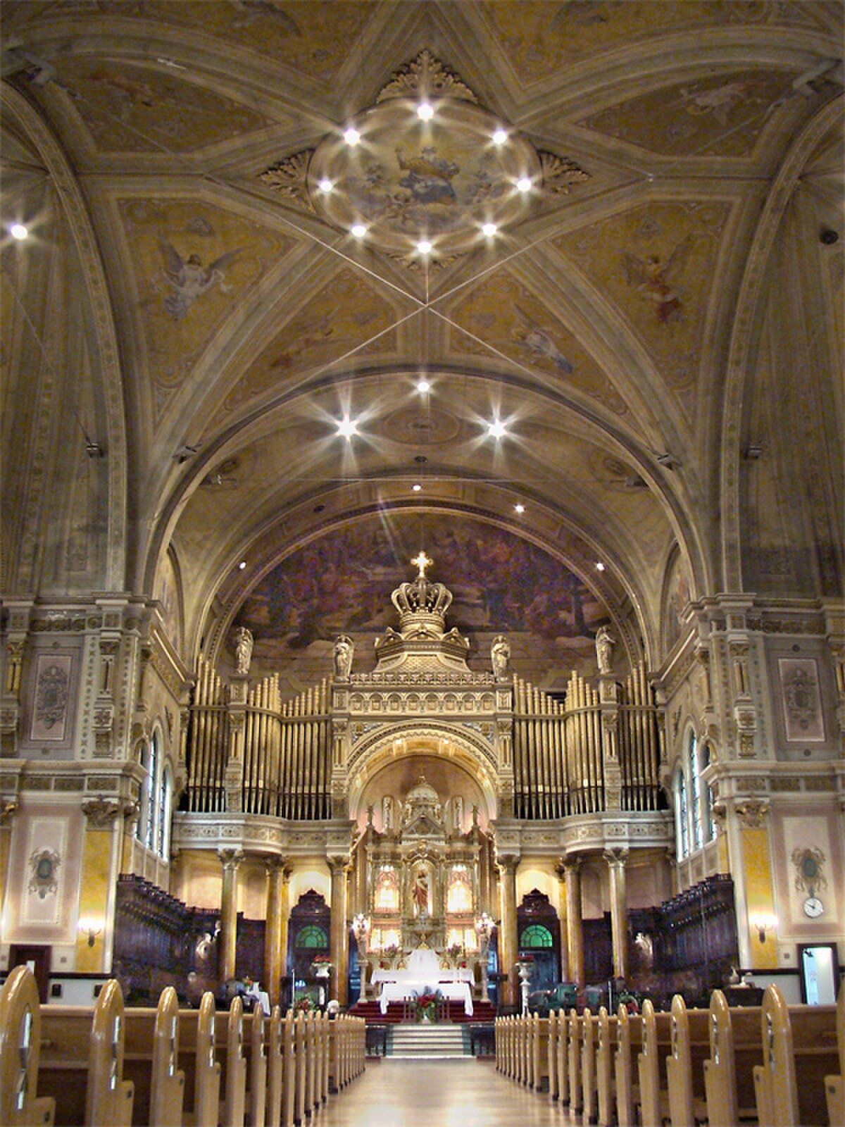 Intérieur de l'église et vue sur l'orgue Casavant